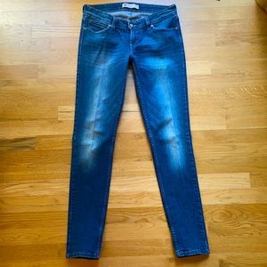 EUC Levi’s Demi Curve Low Rise Skinny Jean